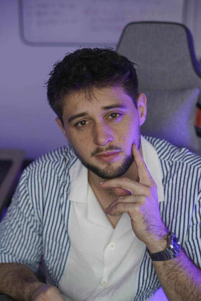 c'est une photo de ma personne assis sur mon lieu de travail, mon bureau.